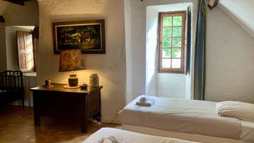 7 habitaciones, tabla de planchar con plancha, wifi y ropa de cama