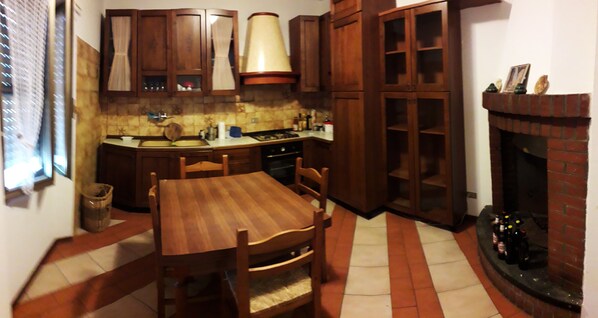 Kühlschrank, Ofen, Herdplatte, Kochgeschirr/Geschirr/Besteck