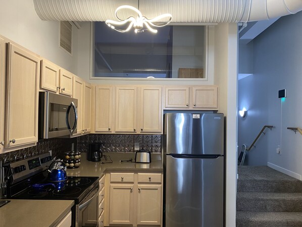 Réfrigérateur, micro-ondes, four, plaque de cuisson