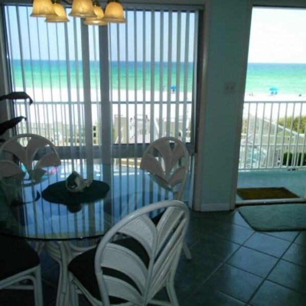 Outdoor dining - Pet friendly on the beach in uncrowded building (Fort Walton Beach)