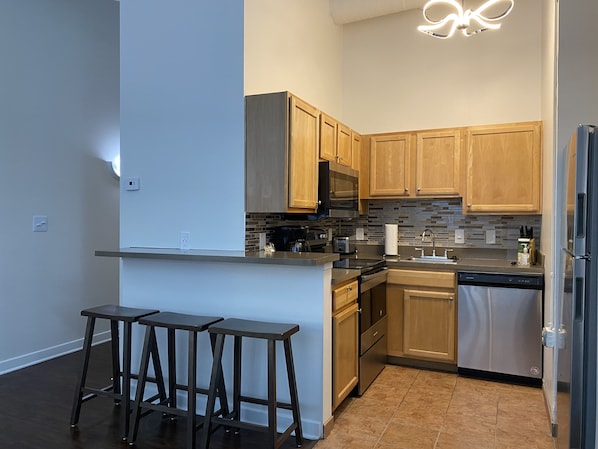 Réfrigérateur, micro-ondes, four, plaque de cuisson