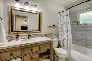 Ensemble baignoire-douche, séchoir à cheveux, serviettes fournies, savon