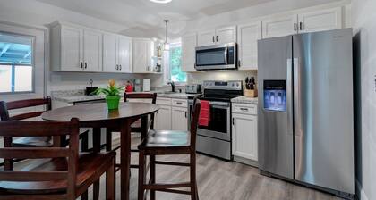 Lake Cottage with screen patio, fire pit and dock, close to downtown Mt Dora