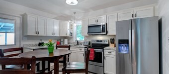 Lake Cottage with screen patio, fire pit and dock, close to downtown Mt Dora