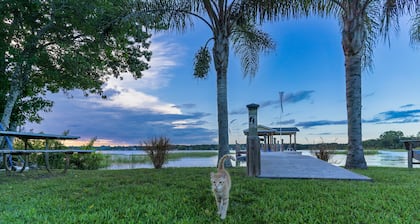 Lake Cottage with screen patio, fire pit and dock, close to downtown Mt Dora