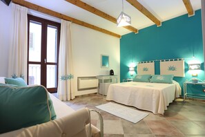 Deluxe Quadruple Room, Ensuite (Conchiglia) | Desk, soundproofing, iron/ironing board, free WiFi