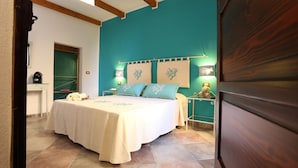 Une chambre à coucher avec un lit, des tables de chevet et une commode.