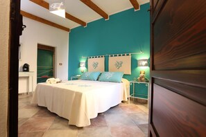 Escritorio, sistema de insonorización, tabla de planchar con plancha