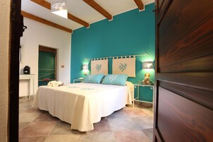 Una scrivania, insonorizzazione, ferro/asse da stiro, Wi-Fi gratuito