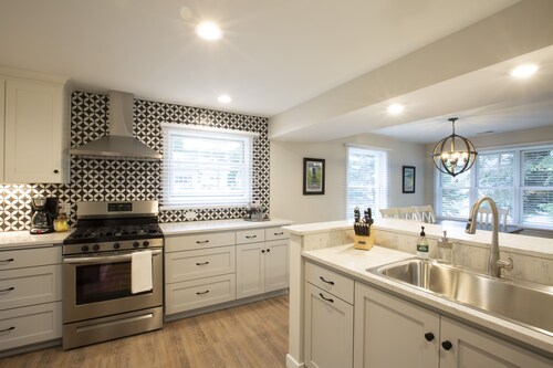 Centrally Located DoCo Oasis