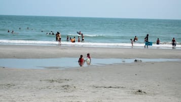 靠近海滩、沙滩椅