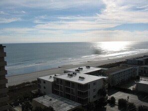 Beach nearby, sun-loungers - Multi-Family Oceanview Condo - 3BR/3BA, Sleeps 8. Beach getaway July 7-14 avail! (North Myrtle Beach)