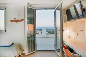 7 bedrooms, in-room safe, desk, iron/ironing board
