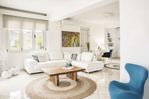 Smart TV, table football, books, stereo - Luxury 6 Bedroom Villa, Family-friendly, 45 m2 Private Heated Pool, Jacuzzi (Vathianos Kampos)