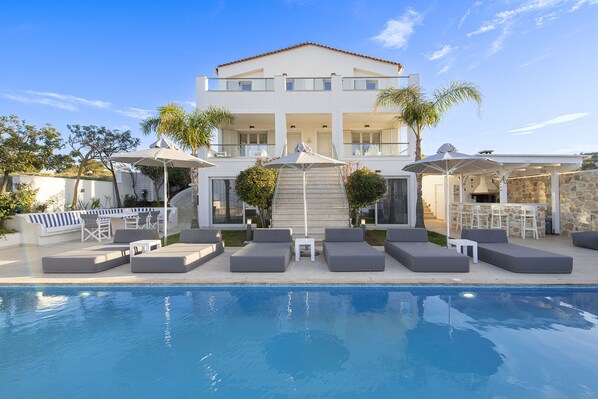 Una piscina al aire libre, una piscina climatizada