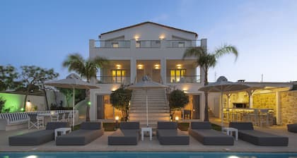 Luxury 6 Bedroom Villa, Family-friendly, 45 m2 Private Heated Pool, Jacuzzi