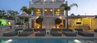 Luxury 6 Bedroom Villa, Family-friendly, 45 m2 Private Heated Pool, Jacuzzi