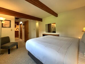 2 bedrooms, iron/ironing board, WiFi, bed sheets - Comfortable Condo close to Slopes with a Hot Tub! (Mt. Crested Butte)