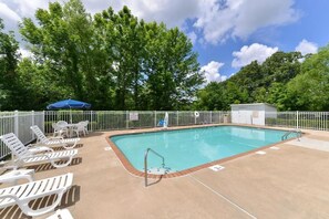Seasonal outdoor pool - The Heritage Inn (Huntingdon)