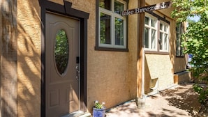 Un bâtiment à l’extérieur beige et texturé, avec une porte marron ornée d’une fenêtre ovale, et une enseigne au-dessus de la porte sur laquelle on peut lire « Lake Breeze ».