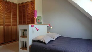 5 chambres, bureau, fer et planche à repasser, lit parapluie