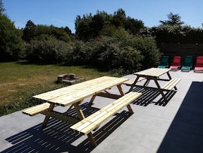 Outdoor dining - Group gîte on the Opal Coast, 10 min from Wissant, with XXL Nordic bath. (Ferques)