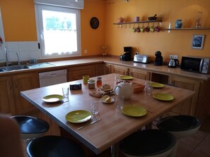Fridge, microwave, oven, stovetop - Group gîte on the Opal Coast, 10 min from Wissant, with XXL Nordic bath. (Ferques)