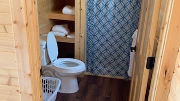 Een douche, een haardroger, handdoeken, zeep
