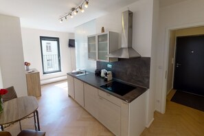 Kühlschrank, Herdplatte, Wasserkocher mit Kaffee-/Teezubehör