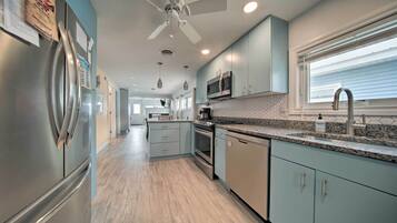 Kühlschrank, Mikrowelle, Herdplatte, Geschirrspüler