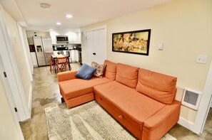 TV, DVD player, books, video library - Modern Suite Nearby Convention Center (2bd, 1bth) (Portland)