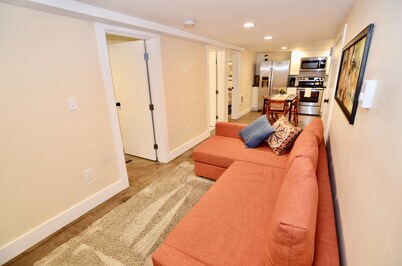 Modern Suite Nearby Convention Center (2bd, 1bth)