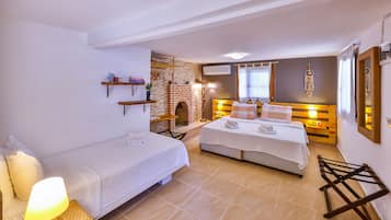 Triple Room, Terrace | Individually furnished, free WiFi, bed sheets
