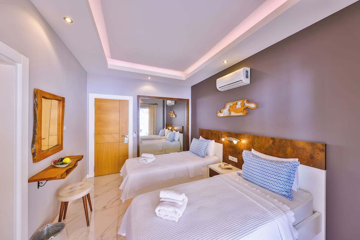 Comfort Twin Room, Balcony | Individually furnished, free WiFi, bed sheets