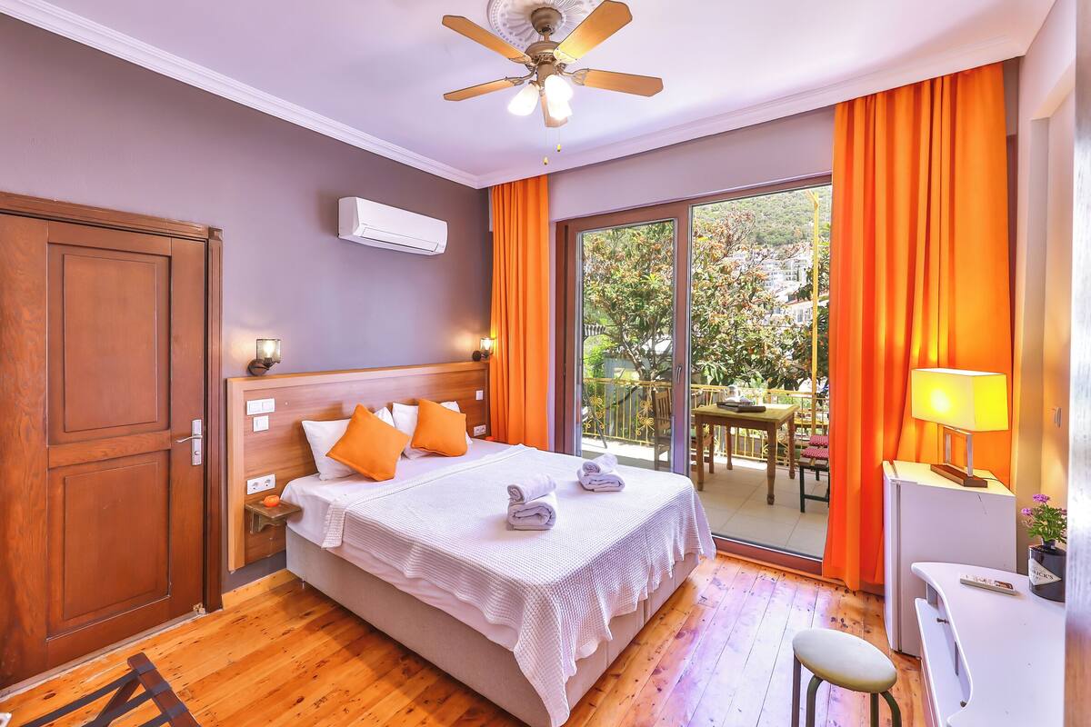 Deluxe Double Room, Balcony | WiFi (free), individually furnished, bed sheets