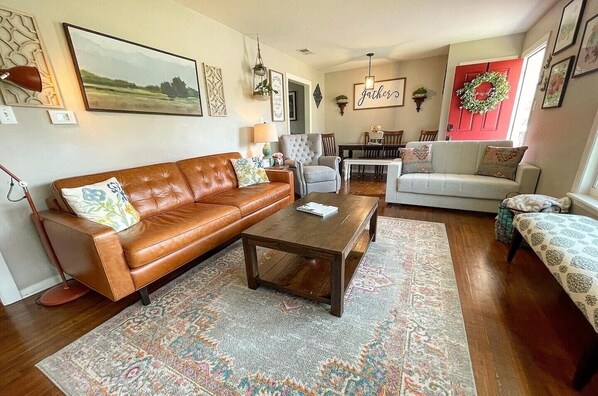 Smart TV, chimenea, tenis de mesa y libros 