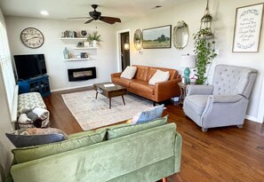 Smart TV, chimenea, tenis de mesa y libros 