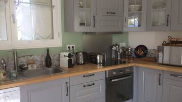 Coffee/tea maker, fridge, microwave, oven