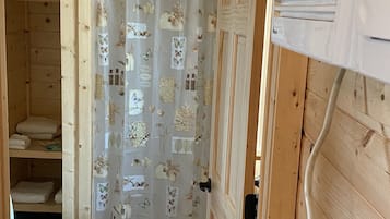 Een douche, handdoeken, zeep, toiletpapier