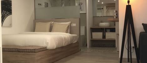 Iron/ironing board, WiFi, bed sheets