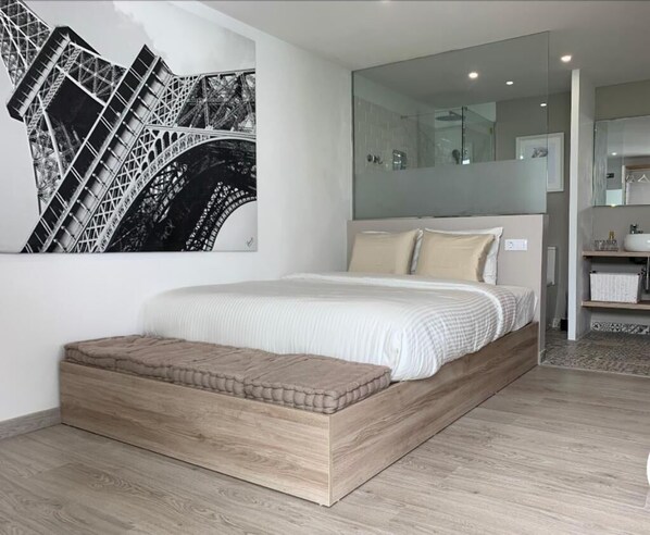 Tabla de planchar con plancha, wifi, ropa de cama