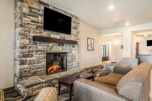 Cobblestone Hotel & Suites - Newport