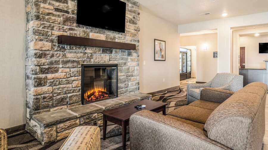 Cobblestone Hotel & Suites - Newport