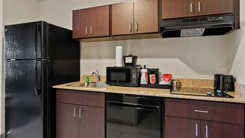 Cofres nos quartos, escrivaninha, espaço de trabalho para notebook