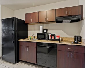 In-room safe, desk, laptop workspace, iron/ironing board - Cobblestone Hotel & Suites - Newport (Newport)