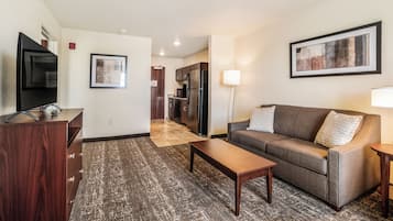 خزنة داخل الغرفة ومكتب ومساحة عمل للكمبيوتر المحمول ومكواة/لوح كي