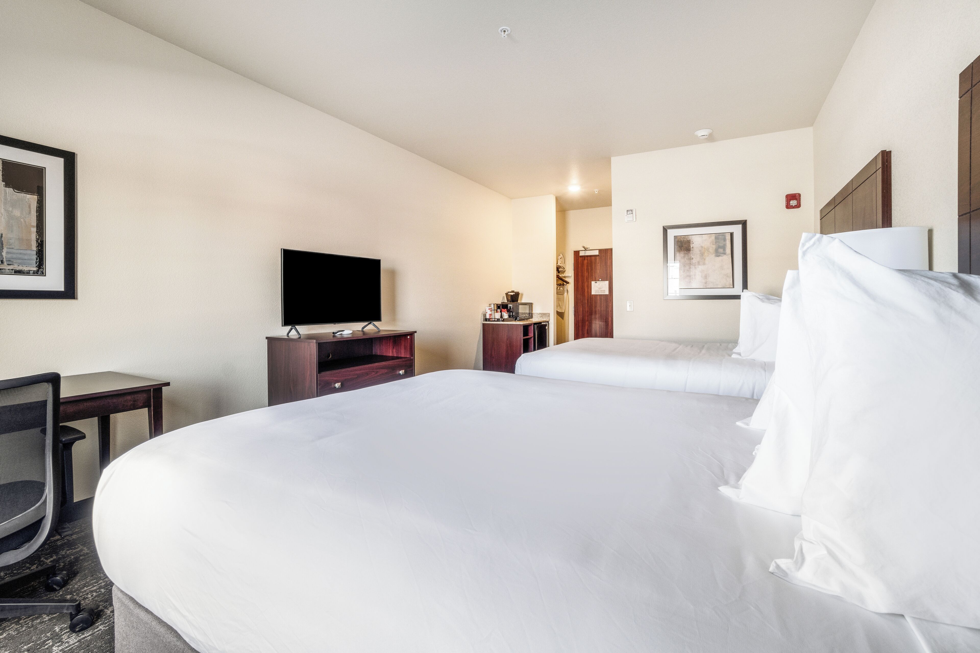 客房内保险箱、办公桌、笔记本电脑工作区、熨斗/熨衣板