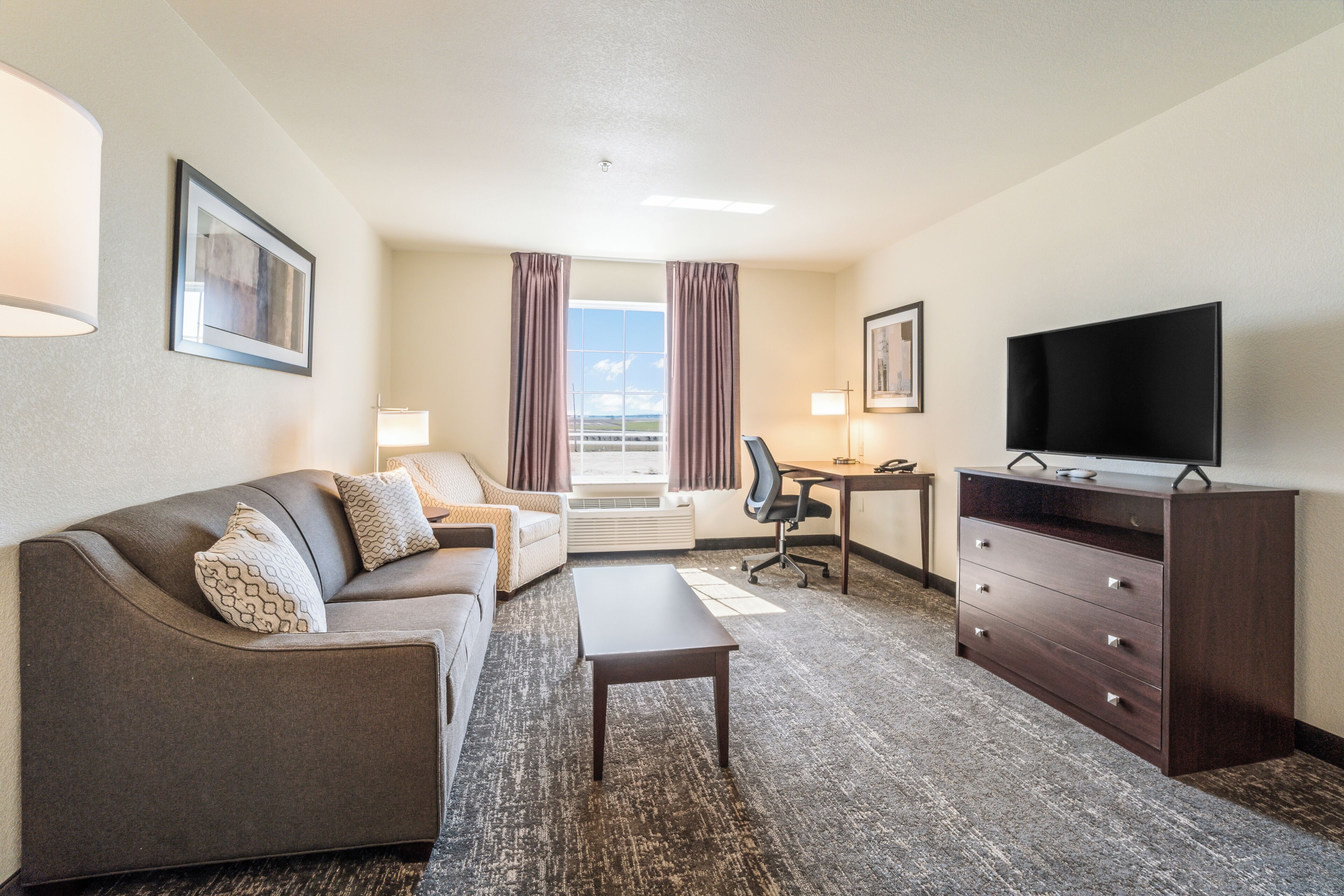 客房内保险箱、办公桌、笔记本电脑工作区、熨斗/熨衣板