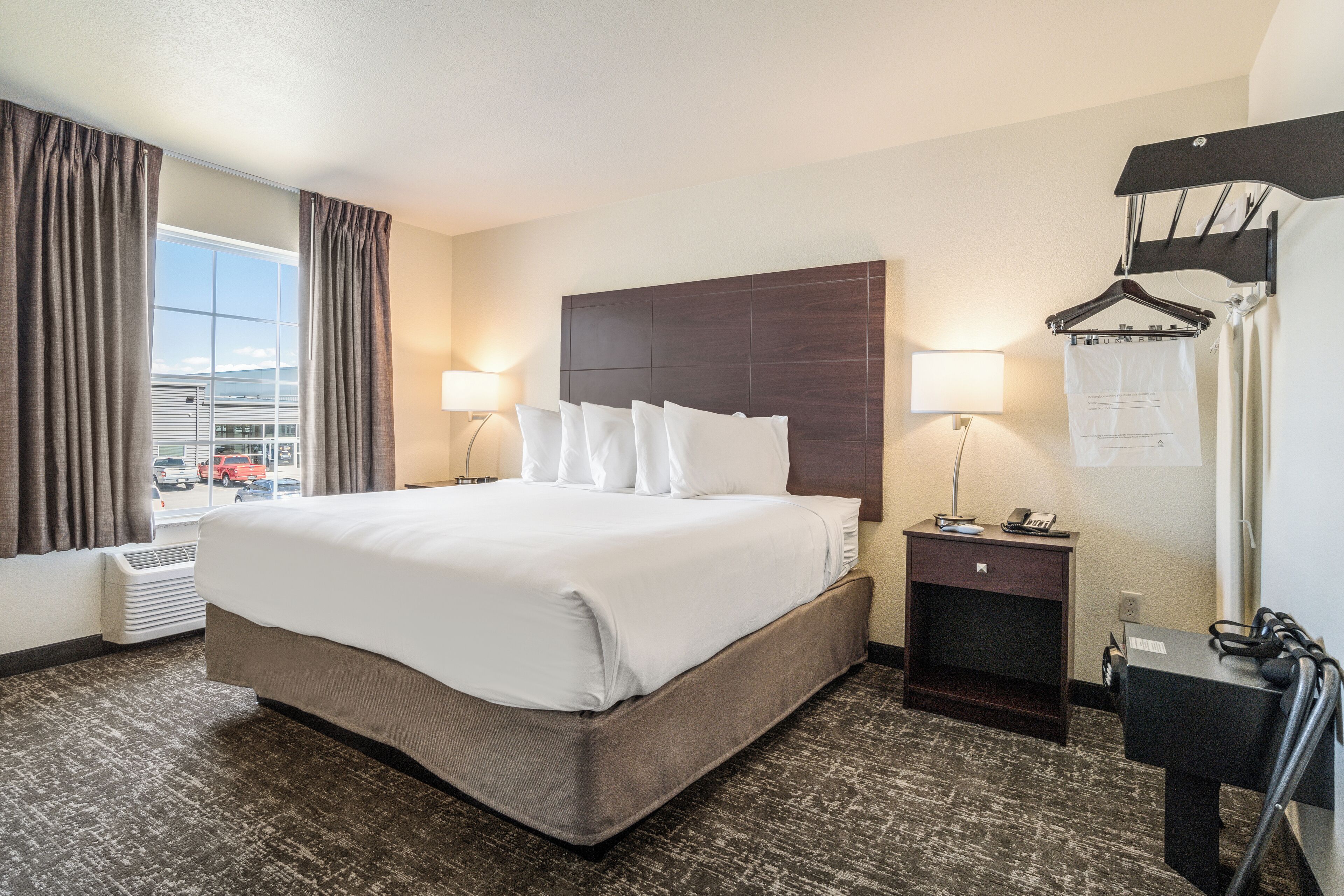 Caja de seguridad en la habitación y escritorio 