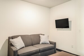 In-room safe, desk, laptop workspace, iron/ironing board - Cobblestone Hotel & Suites - Newport (Newport)